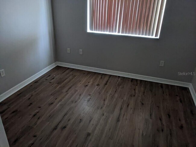 Building Photo - 2122 Fan Palm Dr