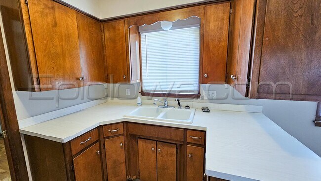 Building Photo - 1130 Longview Dr