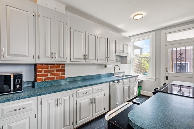 Building Photo - Classic Fan Rowhome for Lease
