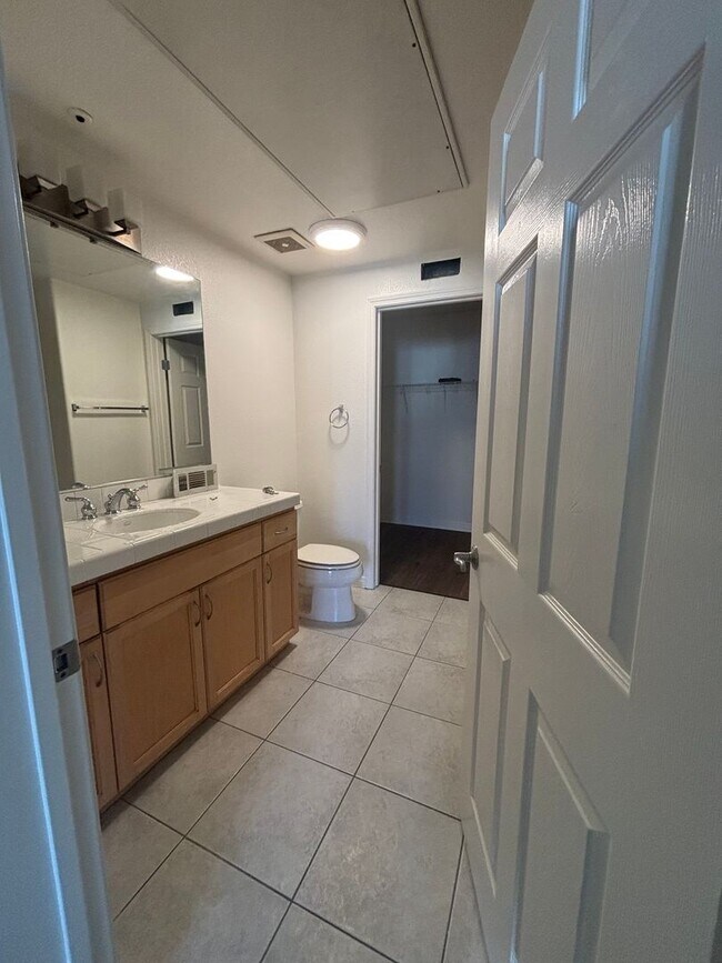 Building Photo - Stunning 2-Bedroom Condo with Panoramic Downtown Views