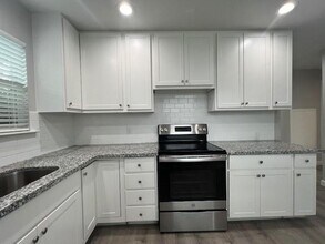 Building Photo - 304 N Oak St