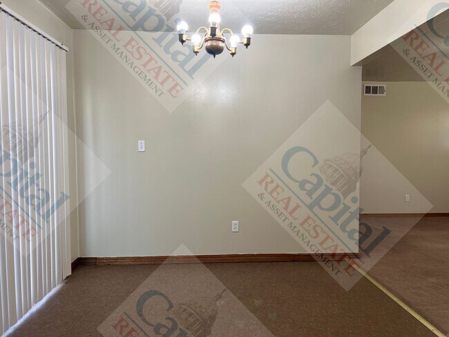 Building Photo - Cute Home Available!