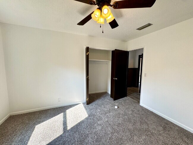 Building Photo - 3207 Cromwell Dr