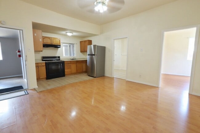 Building Photo - 1095