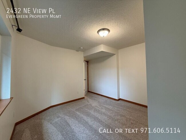 Building Photo - 2432 NE View Pl