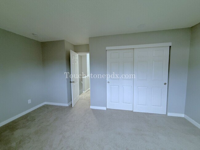 Building Photo - Newly Renovated 2-bedroom Apartment in Skylark Apartments