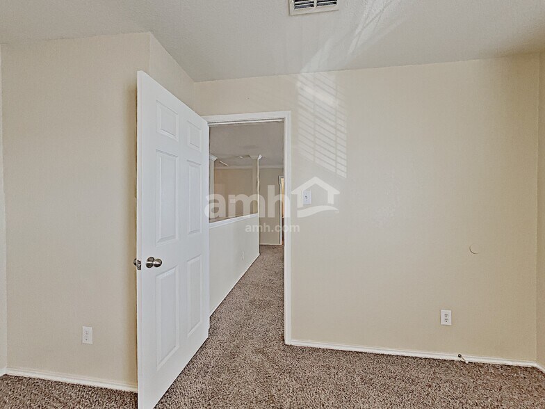 Building Photo - 5839 Sherbrooke Oak