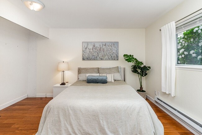 Building Photo - Updated Bellevue Condo in Racquet Club — P...