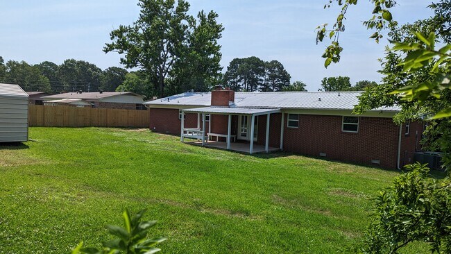 Building Photo - 206 Mockingbird St
