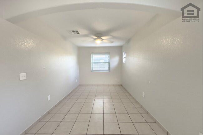 Building Photo - 1023