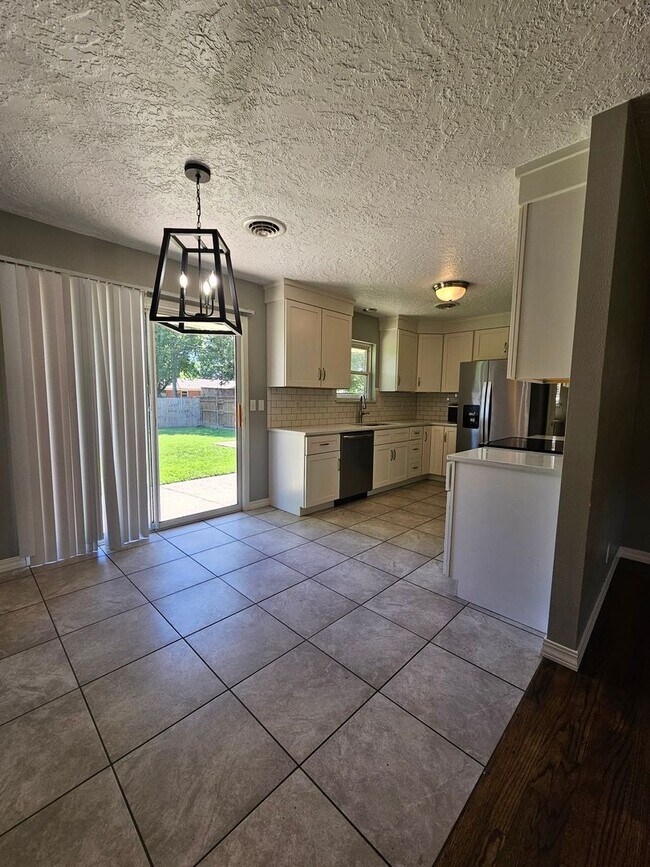 Building Photo - (3) Bed/(1.5) Bath in Core Norman Avail NOW!