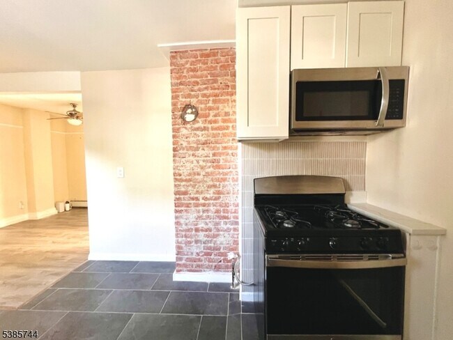 Building Photo - 27 William St