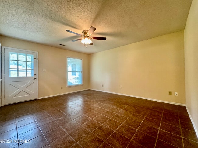 Building Photo - 1610 RaceTrack Rd