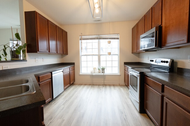 Building Photo - 956 Iron Bridge Dr