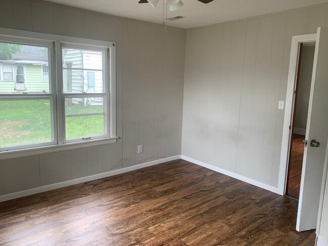 Building Photo - Adorable and large 3 bedroom house with sc...