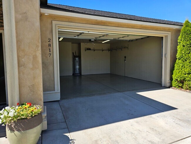 Building Photo - 2817 Tuscanna Dr