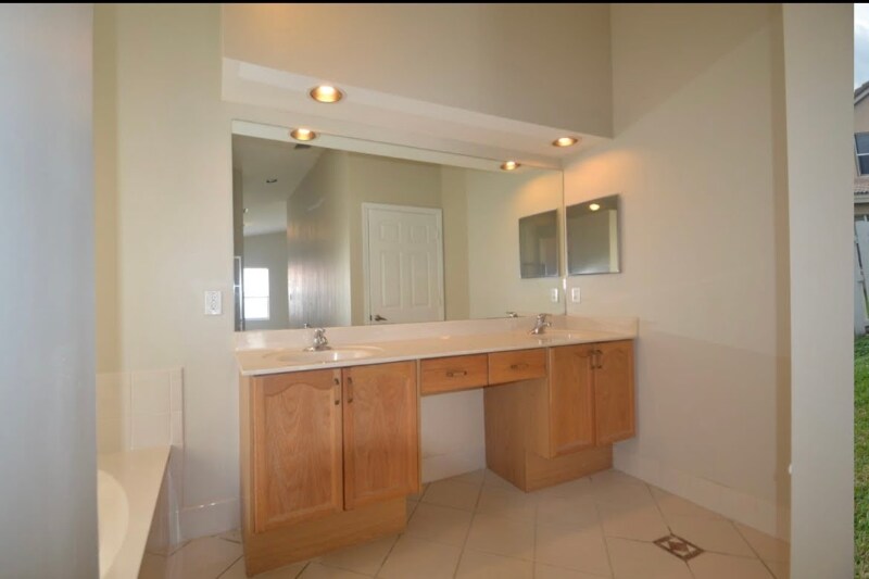 Building Photo - 2838 N Custer Rd