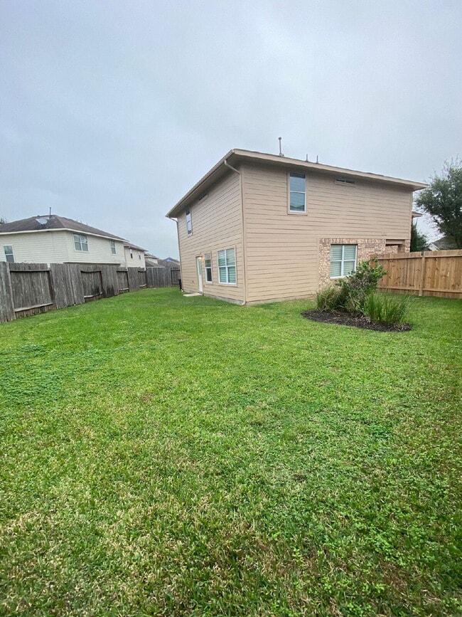 Building Photo - Spacious 4Bed, 2.5 Bath plus Bonus Room, 2-story home in the desirable Remington Grove community!