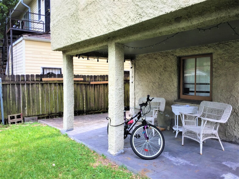 Private patio - 1823 Robert St