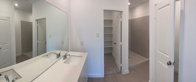 Building Photo - 545 Shoreview Dr
