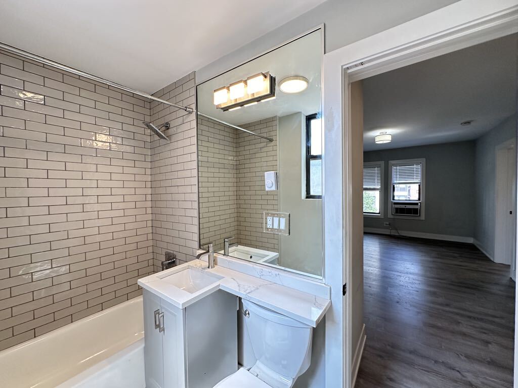 Building Photo - 545 W Belmont Ave