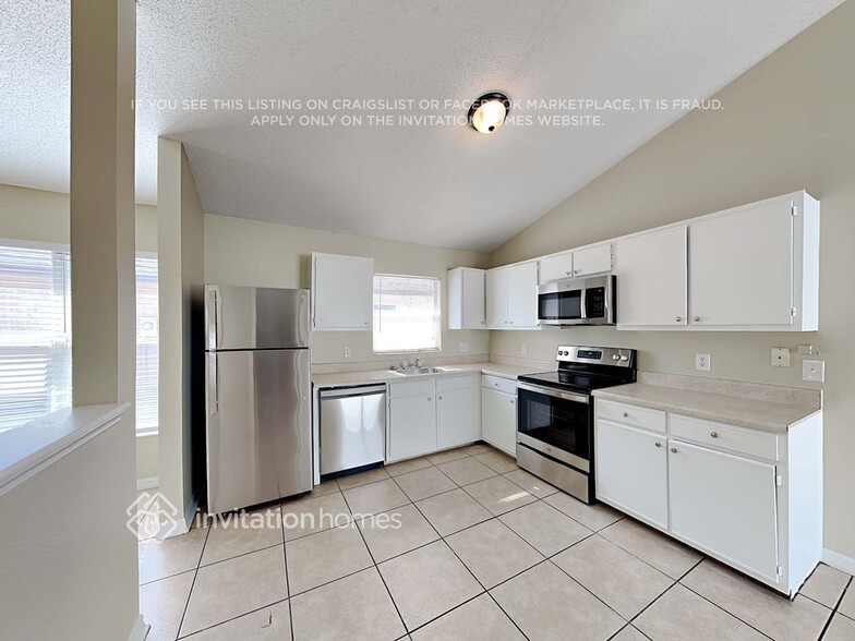 Building Photo - 9624 Hollyhill Dr