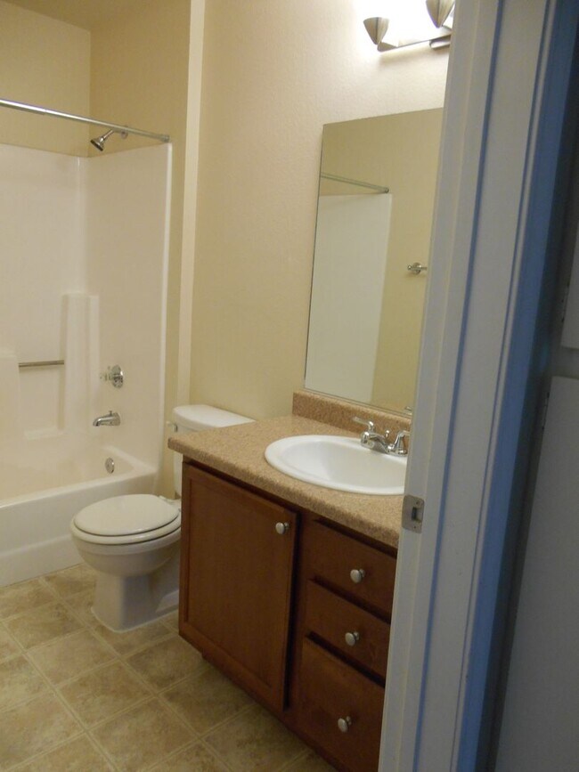 Building Photo - Two Bedroom Condo w/Loft  Sinsheimer Neigh...