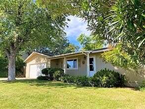Building Photo - Lovely Home in W. Redding!!