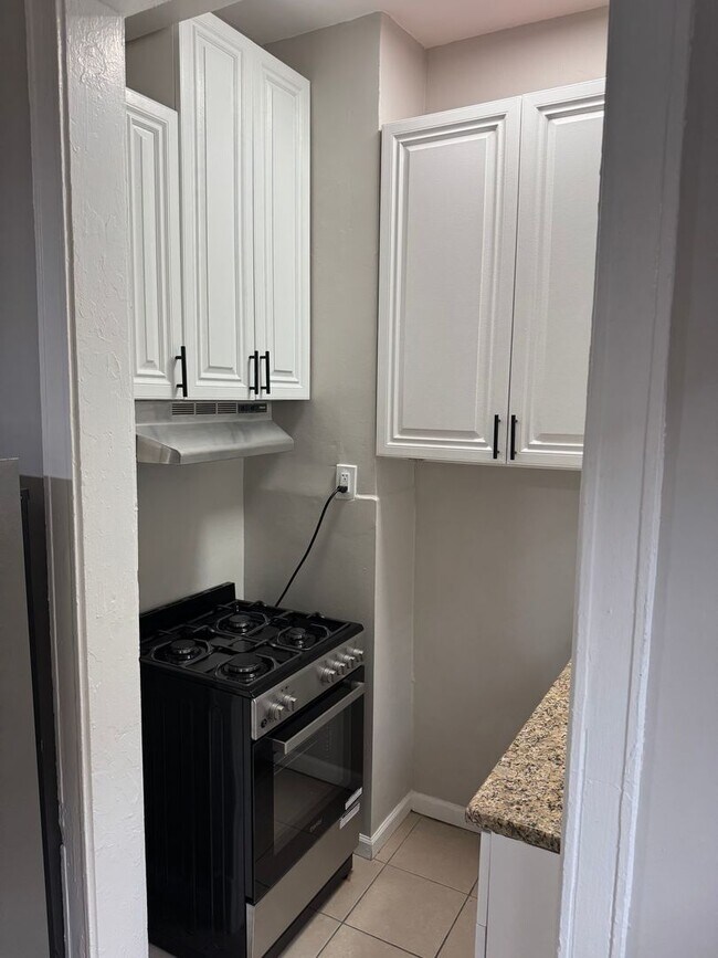 Building Photo - 4363 N Kenmore Ave