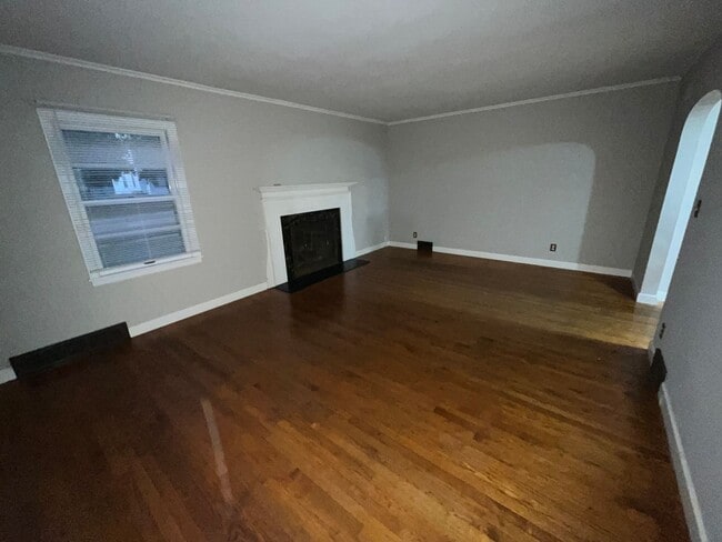 Building Photo - 2 bedroom home available in Rockford