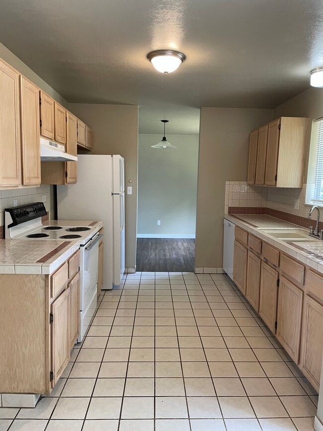 Building Photo - STUDENTS WELCOME! 5 Bedroom 3 Bathroom Single Family Home West Fort Collins
