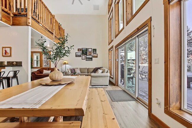 Building Photo - 130 Par Dr