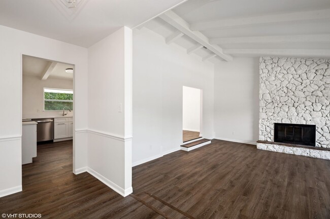 Building Photo - Beautiful 3 bedroom 2 bath Longwood Home