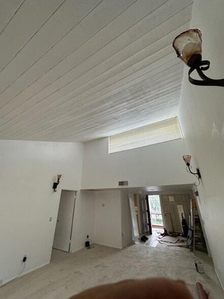 Elegant, high ceiling, living room - 255 E Avenida Granada