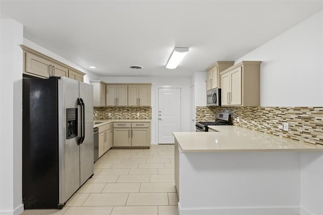 Building Photo - 2402 Little John Ln