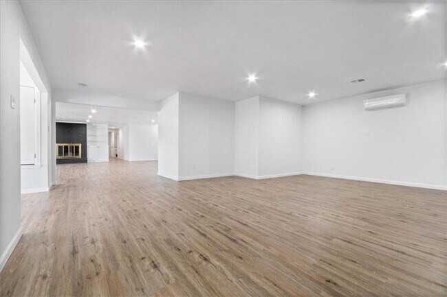 Building Photo - 312 W Tate Ave