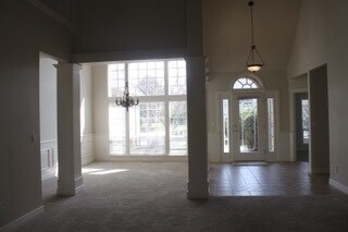 Building Photo - 576 E Riverchase Way