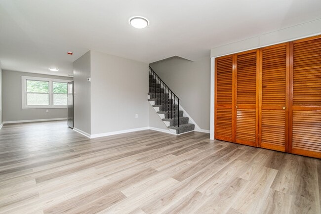 Building Photo - Three Bedroom house in Parkville