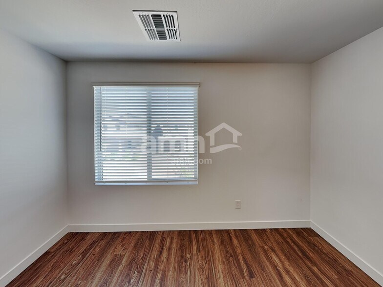 Building Photo - 4308 S 105th Dr