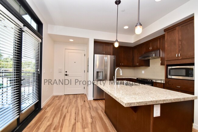 Building Photo - Spectacular 2 Bedroom townhouse apartment.