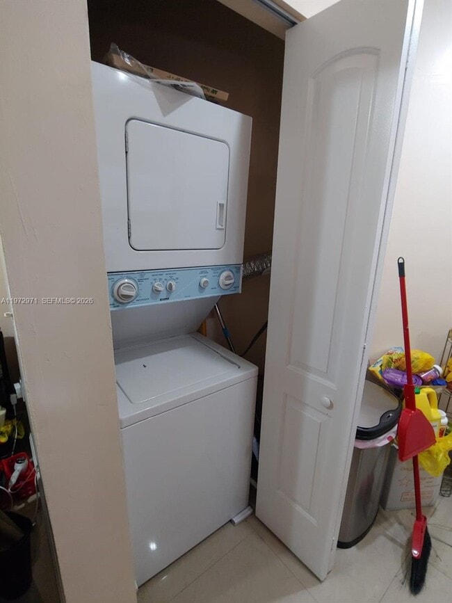 Building Photo - 690 W Park Dr