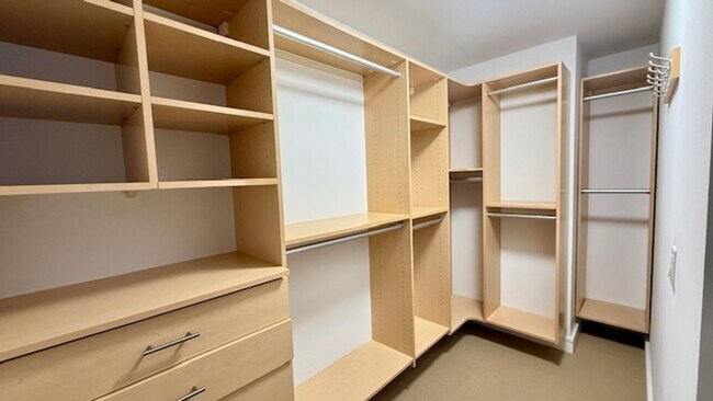 Building Photo - 2BR 2BA @ The BLU in SOMA/South Beach -AMSI