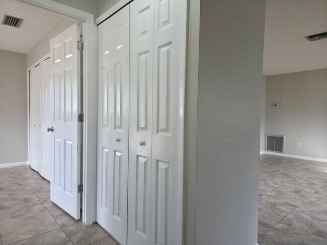 Building Photo - Freshly Updated 2/1 House with Garage in Deltona!