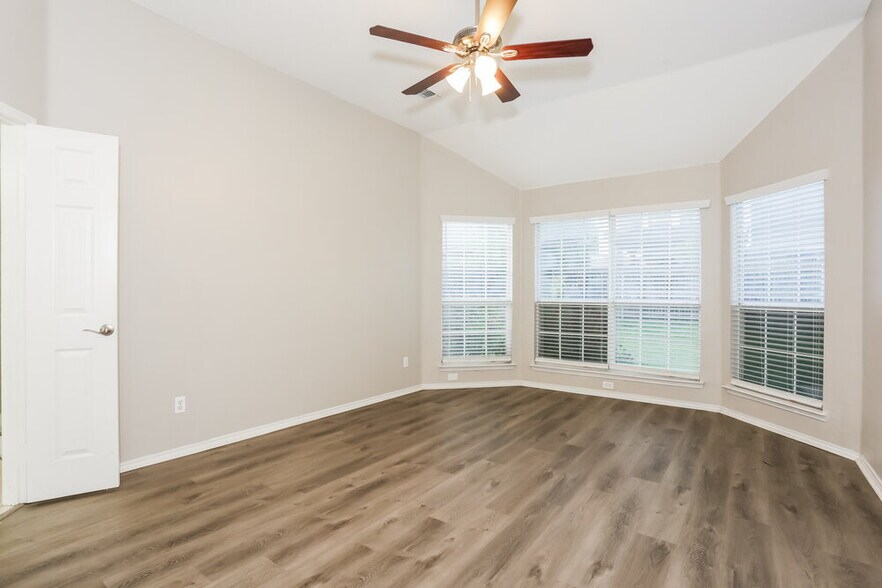 Building Photo - 4617 Seneca Dr