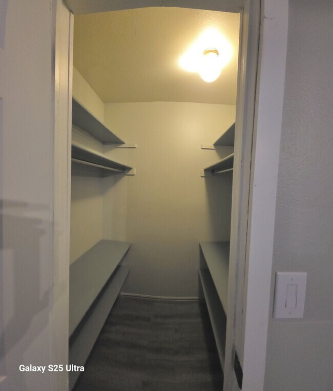 Building Photo - "Charming 2-Bed, 2-Bath Townhouse with Coz...