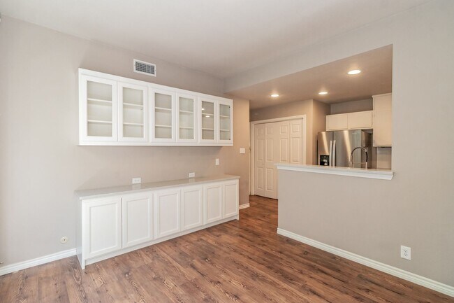 Building Photo - Beautiful townhome in a prime location nea...