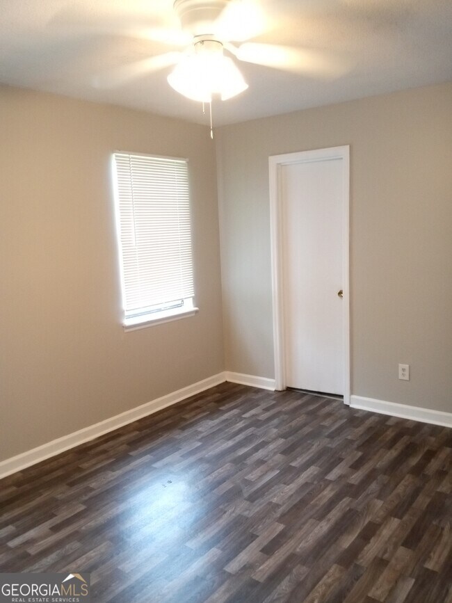 Building Photo - 2928 Dahlia Dr