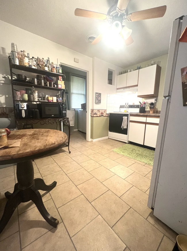 Building Photo - 933 S 4th St