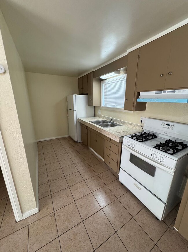 Building Photo - 2 bedroom 1 bath unit available.