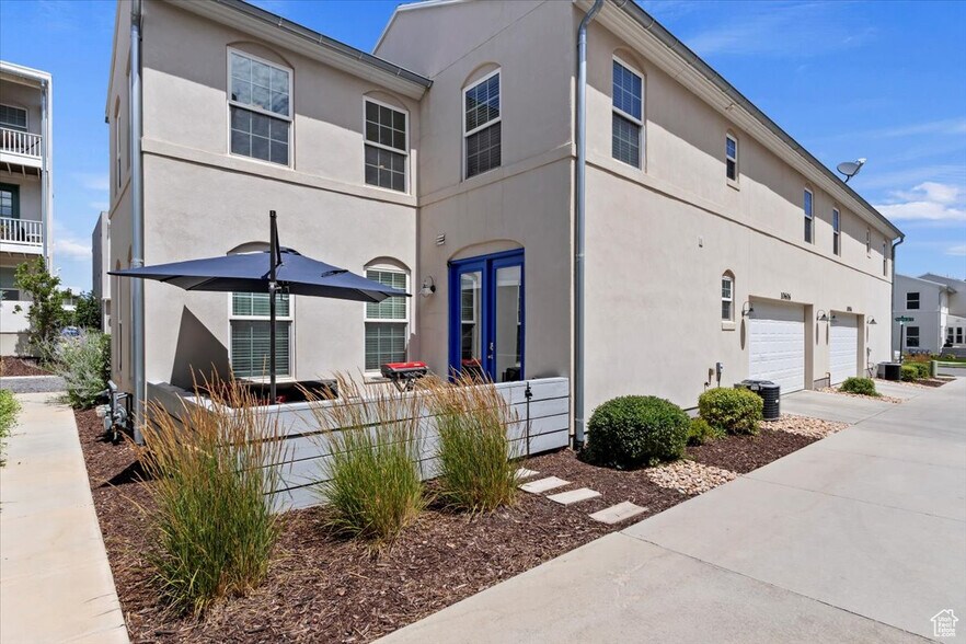 Building Photo - 10606 S Redknife Dr